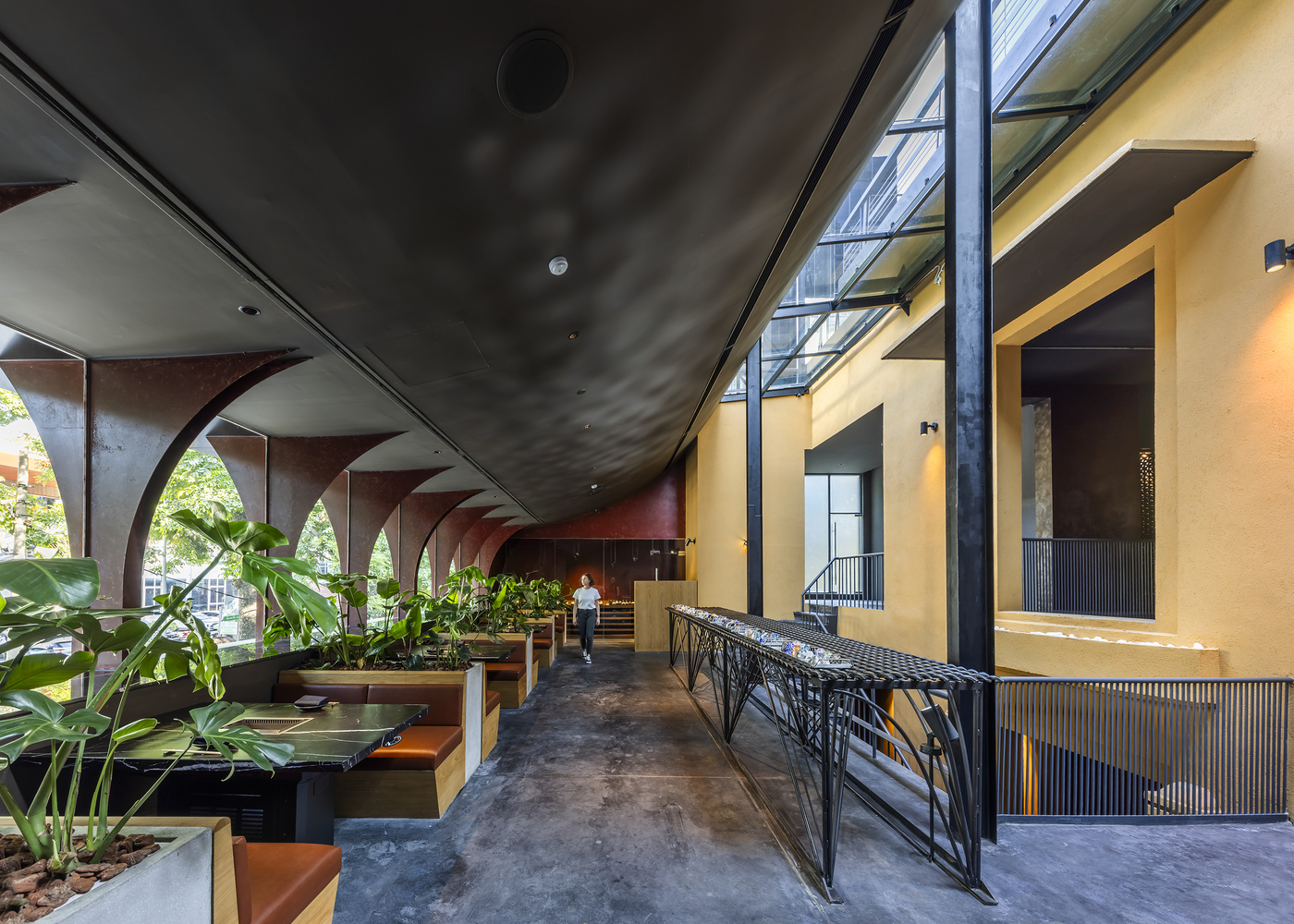 نگاهی به طراحی رستوران یازاوا هانوی توسط معماران تاکاشی نیوا